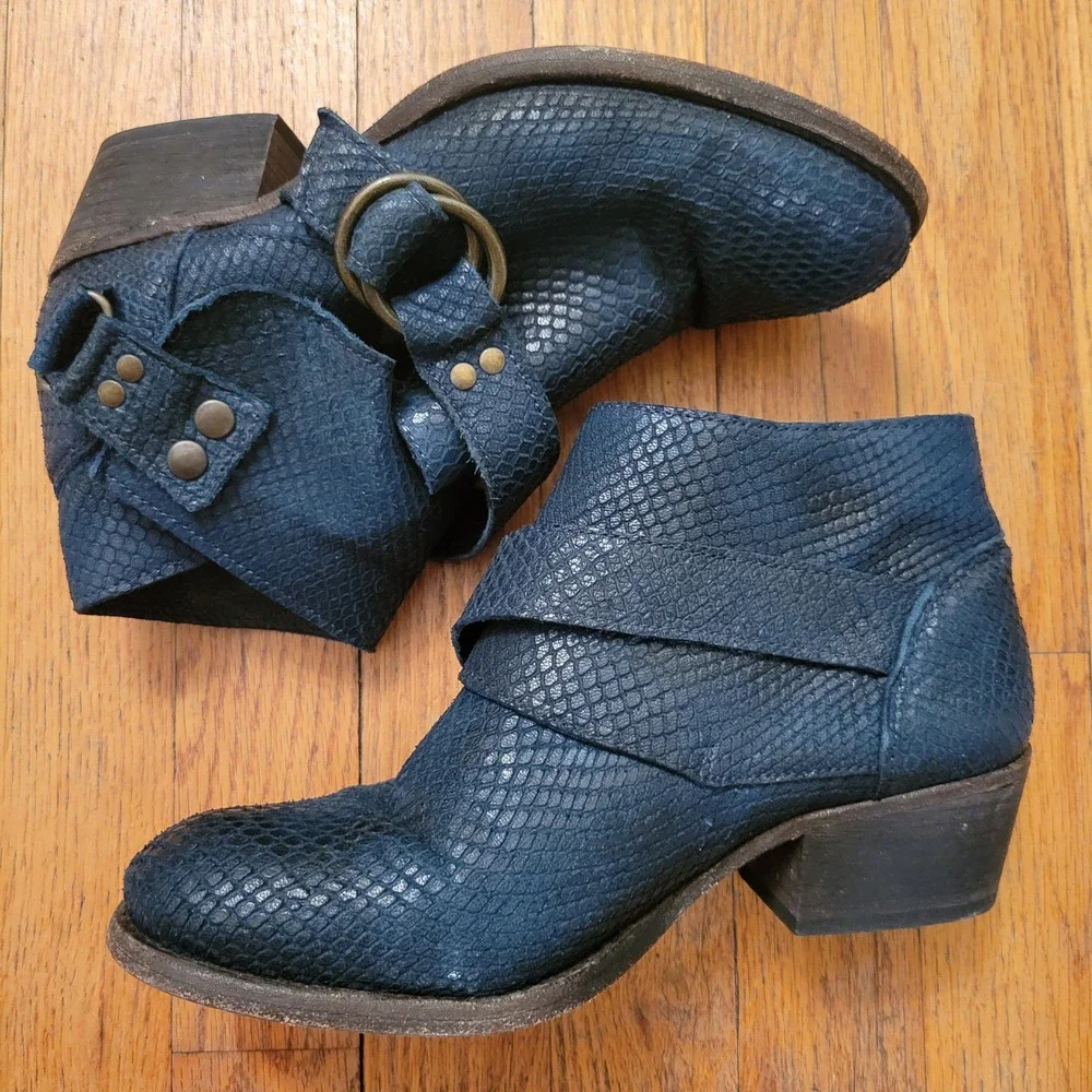 Free People 7.5 Tortuga Blue Snakeskin Embossed‎ Leather Moto Ankle Boots 38